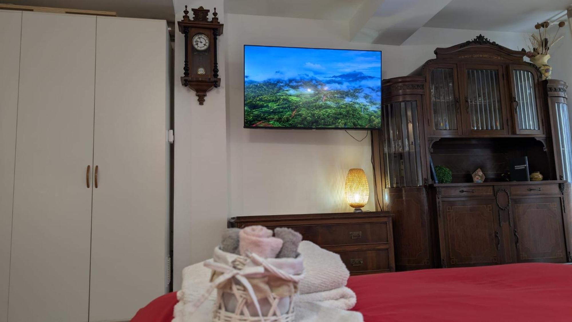 Timeless Home Deluxe Smart Cinema Suite With Netflix & Disney Парма Экстерьер фото